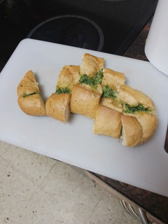 Una foto de Pan de ajo casero en microondas