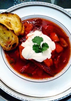 Foto de BORSH, Sopa Russa, e do Leste Europeu, sopa de Beterrabas, Carnes, Especiarias e Creme Azedo