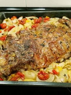 Una foto de Costillar de cerdo al horno con patatas y verduras