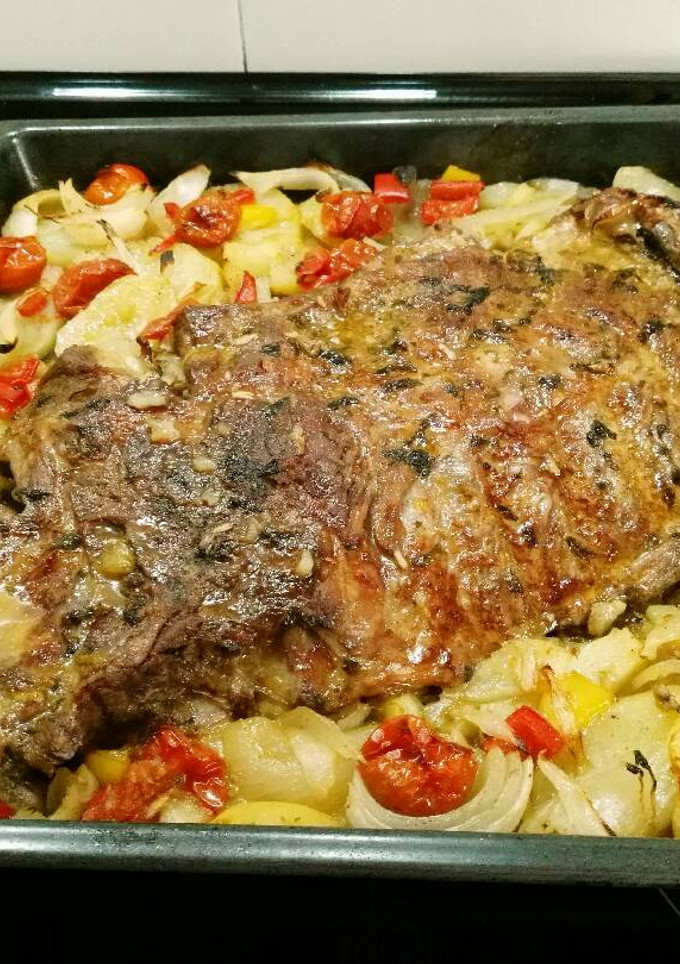 Una foto de Costillar de cerdo al horno con patatas y verduras