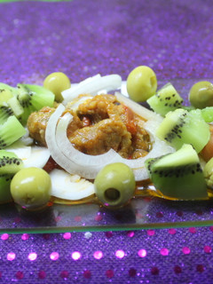Una foto de Ensalada de bacalao con tomate y kiwi