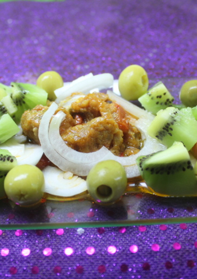 Una foto de Ensalada de bacalao con tomate y kiwi