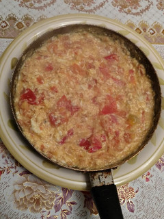 Una foto de Huevos revueltos con tomate