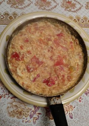 Una foto de Huevos revueltos con tomate