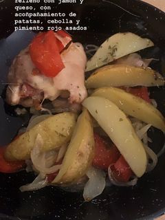 Una foto de Contramuslos de pollo rellenos con verduras al horno