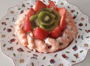 Una foto de ensalada de lechuga con kiwi