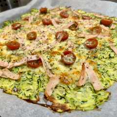Una foto de Pizza 🍕 de calabacín 🥒 con pollo 🍗y queso 🧀