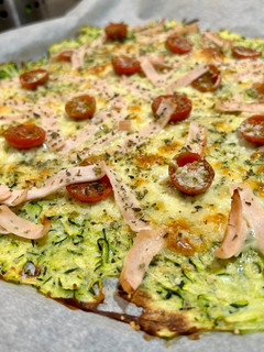 Una foto de Pizza 🍕 de calabacín 🥒 con pollo 🍗y queso 🧀