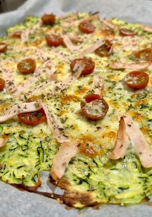 Una foto de Pizza 🍕 de calabacín 🥒 con pollo 🍗y queso 🧀