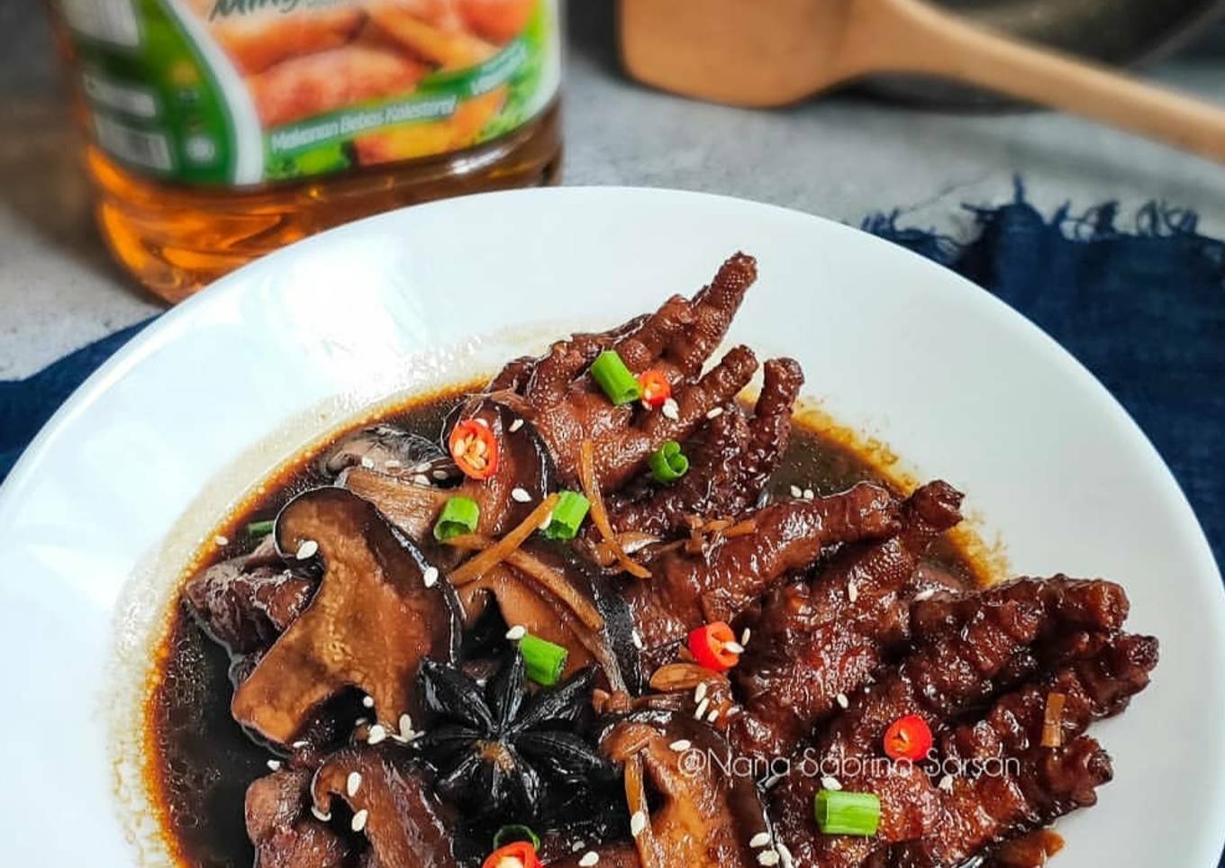 Kaki ayam rebus dengan cendawan