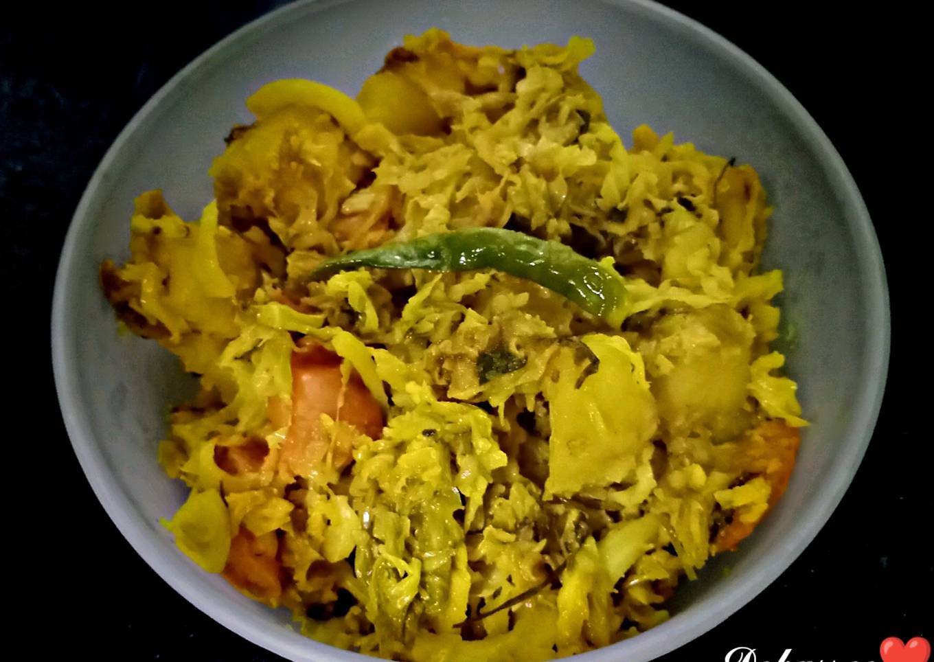 Badhakopir bati charchori/Steamed cabbage curry