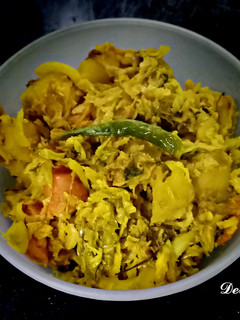 A picture of Badhakopir bati charchori/Steamed cabbage curry.