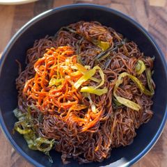 A picture of Scallion Oil Noodles (葱油拌面).