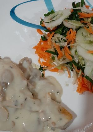 Una foto de Muslo de Pollo en Crema de Champiñones