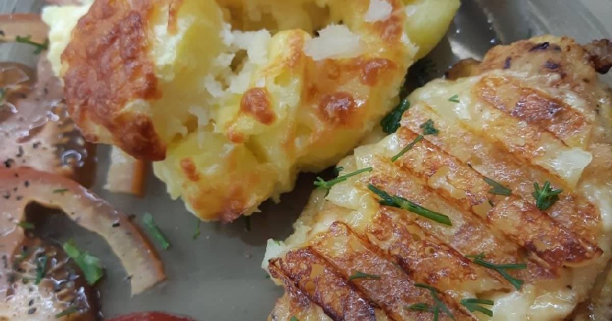 Свинина по французски с ананасами. Свинина запеченная с ананасом. Мясо с ананасами в духовке. Мясо с ананасами в духовке с сыром. Свинина с ананасами в духовке.