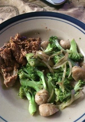 Foto resep Tumis brokoli bakso dan ayam panggang rendah kalori untuk diet