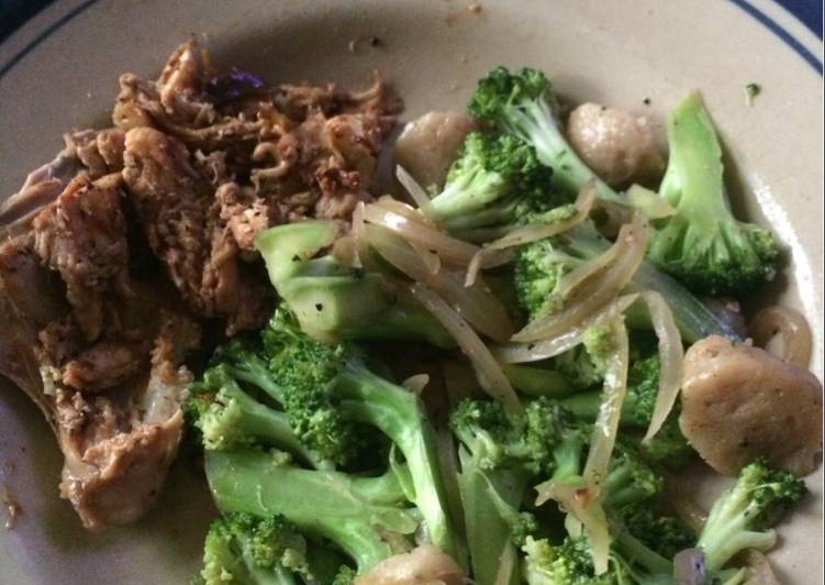 Bagaimana Membuat Tumis brokoli bakso dan ayam panggang rendah kalori untuk diet Anti Gagal