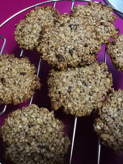 Una foto de Galletas de copos de avena y chocolate