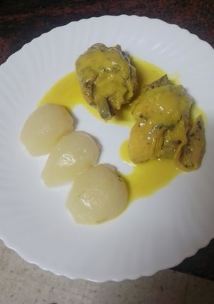 Una foto de Muslos de pollo en salsa con peras