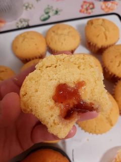 O poză a rețetei Brioșe pufoase cu cremă de lămâie și căpșuni.