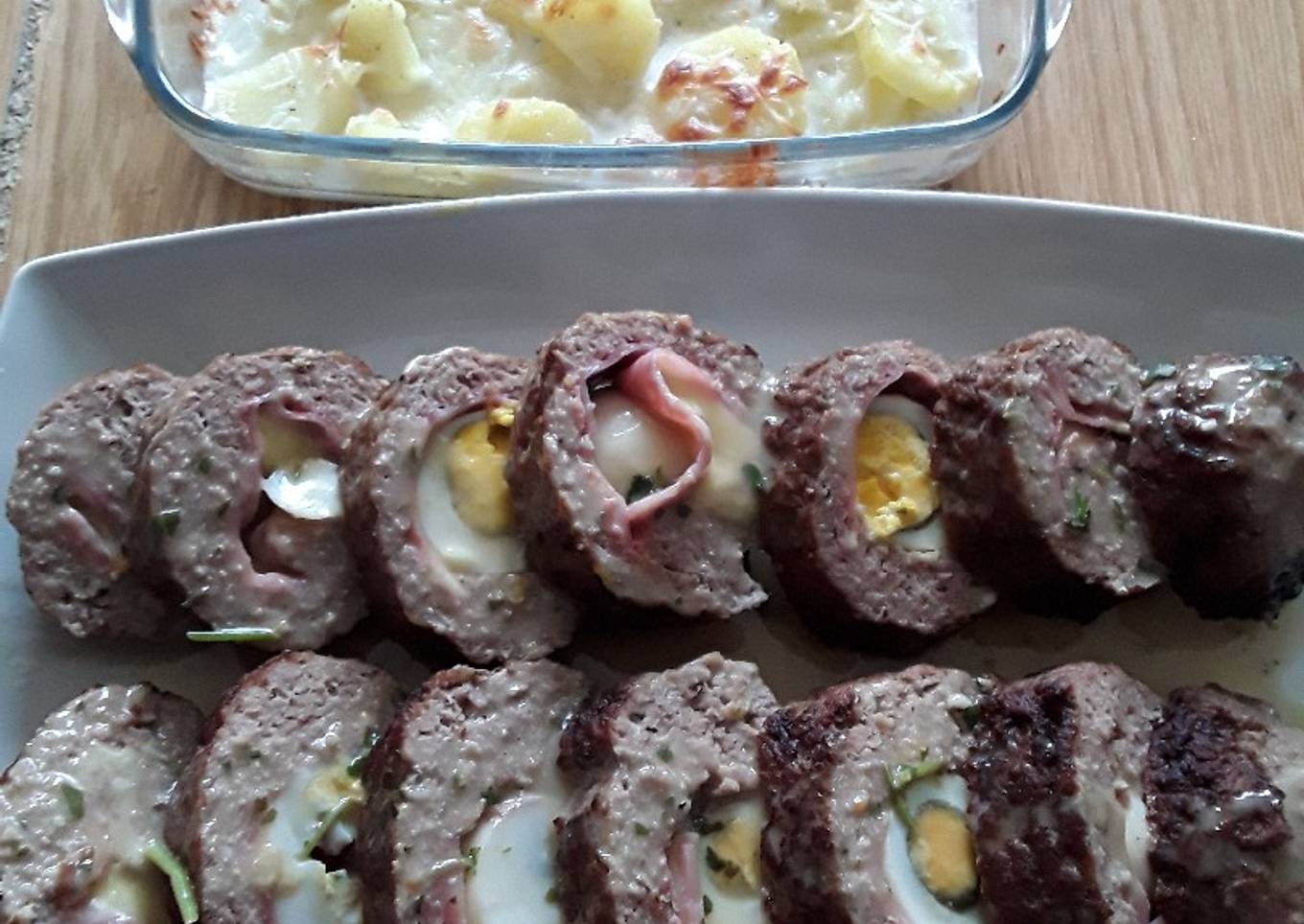 Rollo de carne picada con patatas gratinadas (thermomix)