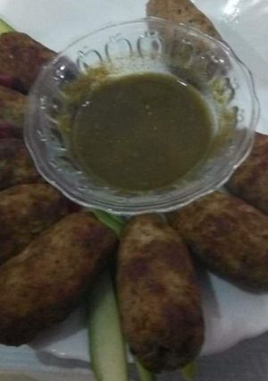 A picture of Kabab with chutney.