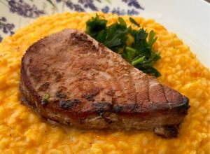 Una foto de Falso risotto de zapallo camote y atún sellado