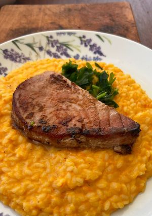 Una foto de Falso risotto de zapallo camote y atún sellado