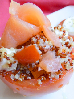 Una foto de Tomates rellenos de quinoa roja i blanca i salmón