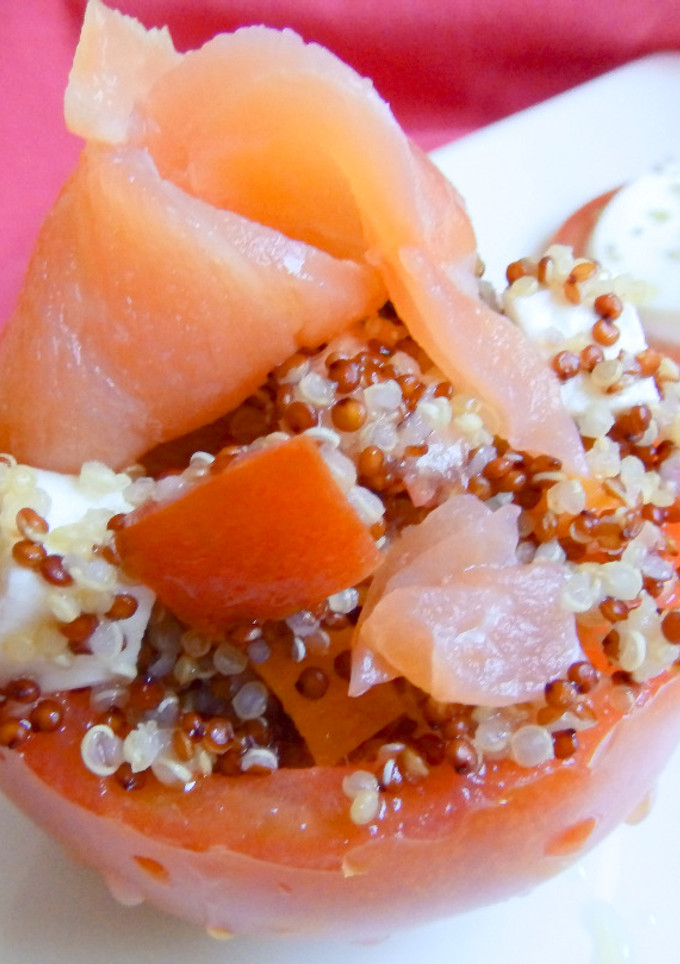 Una foto de Tomates rellenos de quinoa roja i blanca i salmón