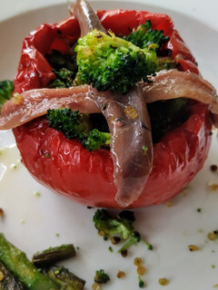 Una foto de Pimiento relleno de brócoli, quinoa y sardinas ahumadas