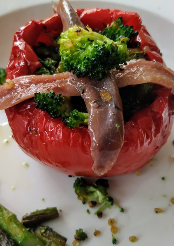 Una foto de Pimiento relleno de brócoli, quinoa y sardinas ahumadas