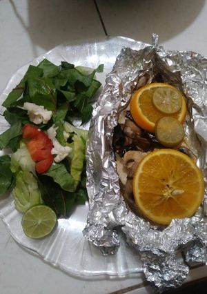 Una foto de Pechuga empapelada con chile de árbol, champiñón, naranja y limón