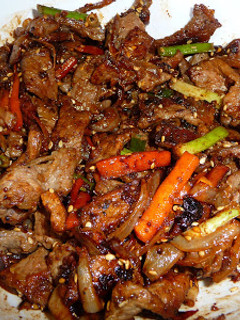 Una foto de Bulgogi, tiras de ternera marinada a la plancha, receta coreana