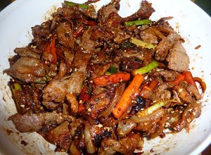 Una foto de Bulgogi, tiras de ternera marinada a la plancha, receta coreana