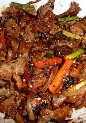 Una foto de Bulgogi, tiras de ternera marinada a la plancha, receta coreana