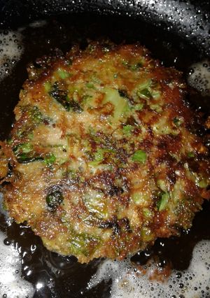 Una foto de Tortitas de brócoli con lechuga rizada a la Mario, s