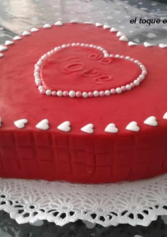 Una foto de Tarta corazón rellena de mermelada de naranja para San Valentín