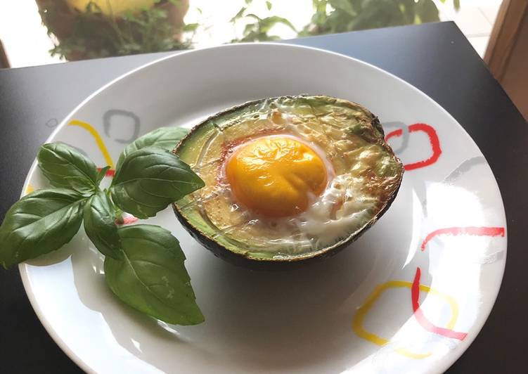 Avocado al forno con uovo