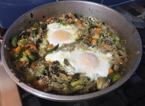 Una foto de Revuelto de zapallitos, berenjenas, zanahorias con mucha cebolla y huevos estrellados