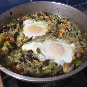 Revuelto de zapallitos, berenjenas, zanahorias con mucha cebolla y huevos estrellados