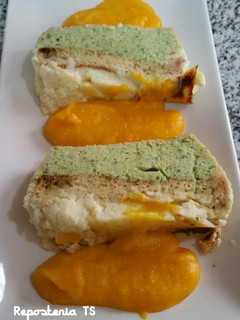 Una foto de Pastel de brócoli y coliflor con crema de zanahoria