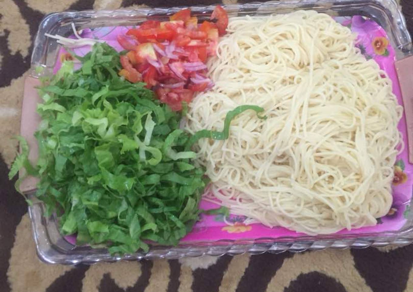 White spaghetti with salad