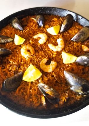 Una foto de Paella mixta a mi manera