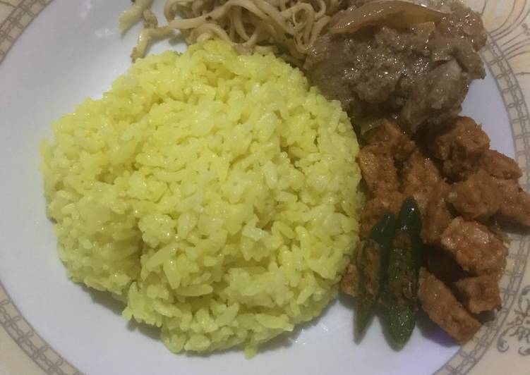 Nasi kuning gurih