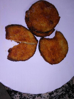 Una foto de Berenjenas empanadas con queso