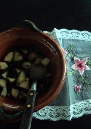 Una foto de Papas de mamá guera con quelites sencillas