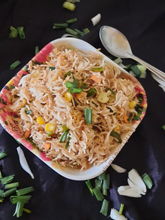 ग्रीन अनियन शेजवान फ्राइड राइस (green onion schezwan fried rice recipe in Hindi) रेसिपी मुख्य फोटो
