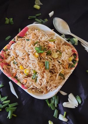 ग्रीन अनियन शेजवान फ्राइड राइस (green onion schezwan fried rice recipe in Hindi) रेसिपी मुख्य फोटो
