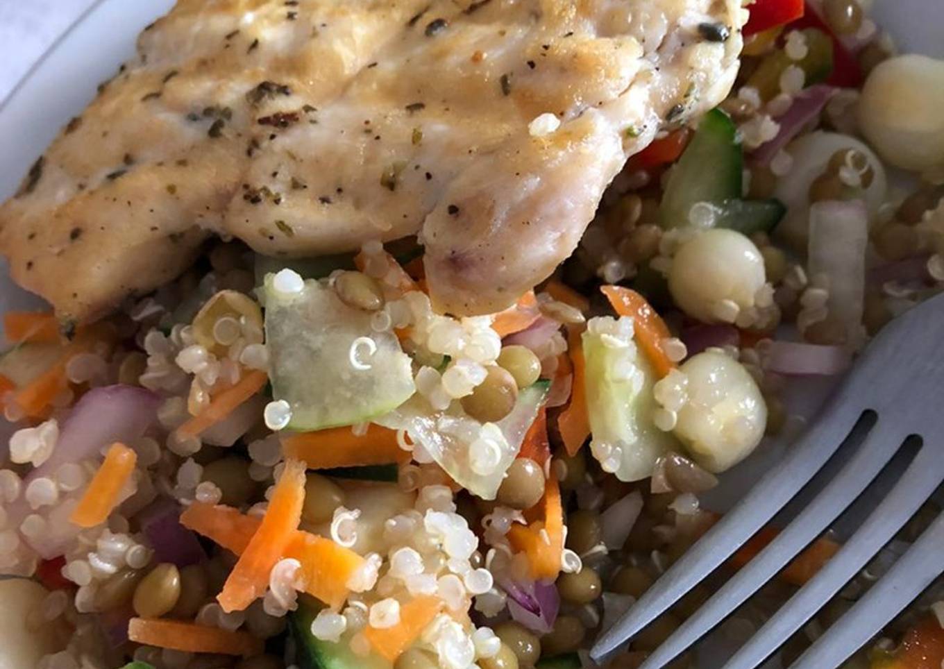 Ensalada de quinua, lentejas y verduras con filete de pollo 😋